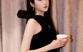 关晓彤穿修身西装干练优雅 黑长直造型清纯动人