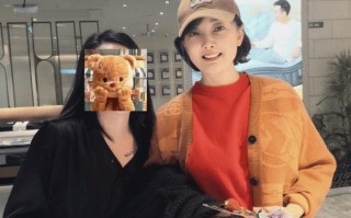 53岁牛莉近照曝光！大方与路人合影笑容温柔气质好