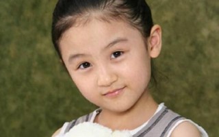 她6岁被成龙抱着上春晚，却因长相被骂退圈出国，如今她长什么样_1