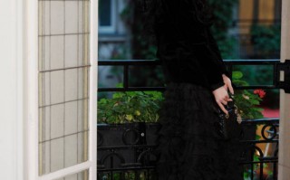 迪丽热巴All Black造型美照释出！化身冷酷御姐