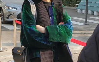 杨幂参加春晚彩排！一身大牌穿搭超13万，跟魏大勋先后现身
