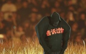 KANYE疯狂发文引发轩然大波，名人相继取关背后原因揭秘
