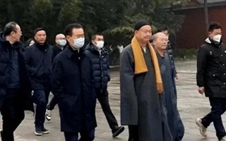 69岁王健林负债2000亿现身寺庙暴瘦竹竿，王思聪却仍与网红厮混！（王健林给了王思聪五个亿翻了）