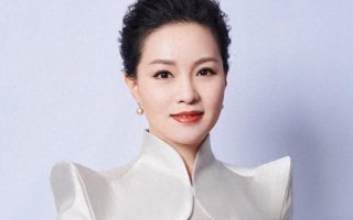 她是第一位博士级歌唱家，12次荣登春晚，丈夫身价不菲也是博士