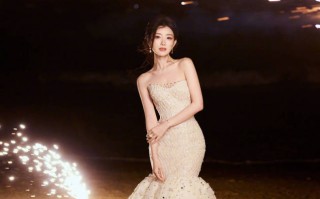 毛晓彤置身烟花丛中梦幻美丽 笑容甜美楚楚动人