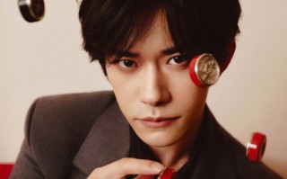 易烊千玺芭莎大片来袭，与猫对弈演绎绅士风度