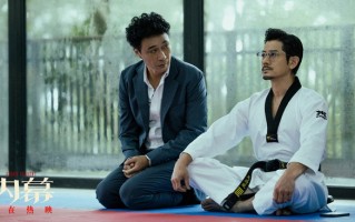 电影《内幕》曝“天台追捕”正片片段 吴镇宇张文杰上演极限飞跃