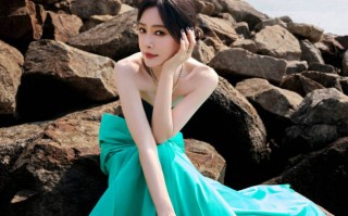 秦岚穿缎面裙似美人鱼女王！玲珑身材让人大饱眼福