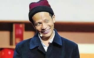 他被嘲又黑又丑，春晚突然忘词，瞎编8个字，却意外火了13年！（春晚批评）