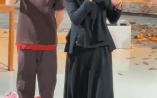 宋丹丹泪洒张一山话剧表演现场