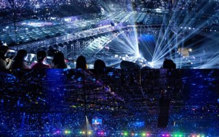 跨年晚会真唱引热议，实力派无惧挑战，流量们「慌成一批」