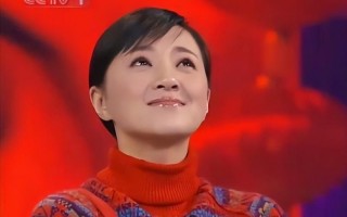 她是春晚最美女演员，曾与冯巩合作5次上春晚，今45岁依旧单身