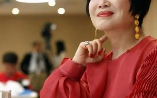 稳坐春晚前排20年，一个人住7层别墅，78岁单身无后