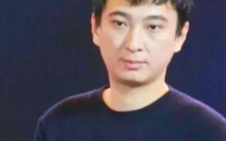 王思聪与女友懒懒东京街头被偶遇，懒懒挽着王思聪的胳膊好恩爱！（王思聪怂了）