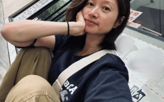 朱亚文妻子素面朝天送娃上学，额前满是白发，仍被夸美的不可方物（朱亚文与妻子相恋九年从不让化妆）