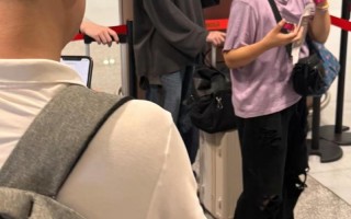 偶遇王菲送李嫣去英国留学，18岁李嫣打扮时髦有范，和妈妈一样高（李嫣是王菲和谁的女儿）