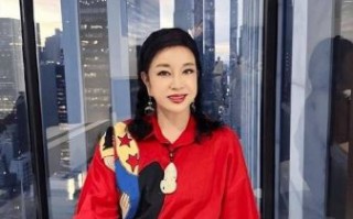 《一路繁花》刘晓庆雨夜游泳引争议：年纪大是否该坚守初心？