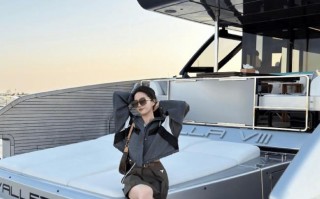 刘亦菲灰色系穿搭勾勒利落身形 落日下优雅明媚