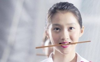 关晓彤微博之夜位置尴尬，昔日国民闺女星途为何停滞不前？