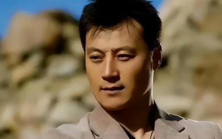 他9块钱娶老婆，住9平米的地下室7年，成名后坚决不换“糟糠”妻