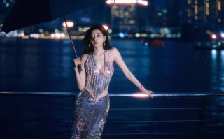 张天爱穿深V长裙格外吸睛 撑伞回眸尽显成熟诱惑