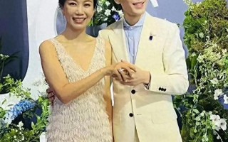 47岁范晓萱一头绿发参加萧敬腾婚礼，近照大变样，胖到认不出（范晓萱结婚没有男朋友吗）