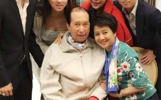 奚梦瑶凸肚疑似怀第三胎，与何猷君甜蜜现身，同行还有奶奶梁安琪