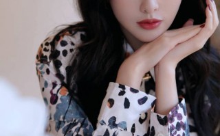 唐嫣穿碎花短裙美腿修长 笑意盈盈优雅又甜美