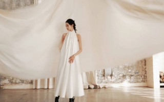 张艺凡极简风白裙气质清冷 完美诠释优雅高级感