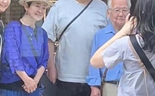 67岁张铁林陪59岁女友游日本，戴情侣帽街头合照，相恋十年好恩爱（张铁林妻子叫什么名字来着）