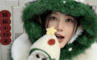 李一桐抱小狗拍照，笑容灵动又俏皮