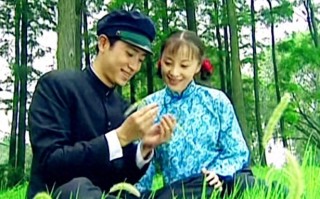 《情深深雨蒙蒙》李副官拿了陆振华的钱，为何还恨王雪琴和尔豪？（情深深雨蒙蒙陆振华哪一集死了）
