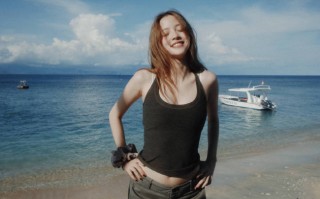 欧阳娜娜海边甜笑心情愉悦！穿紧身背心秀纤细蛮腰