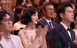 金鹰奖明星生图关晓彤膀大腰粗赵丽颖撑不起礼服李沁抱鸡腿太抢眼（关晓彤金鸡百花奖电影节2019颁奖典礼）