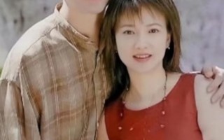 许亚军回北京和好友聚餐，老婆张澍打扮洋气很时髦，夫妻俩开怀大笑