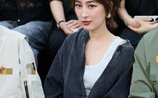 马苏剪了短发美得更高级！穿灰色夹克+半身裙好洋气，差点认不出