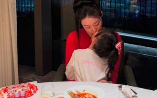 潘玮柏女儿首次公开 网友惊呼：都这么大了？