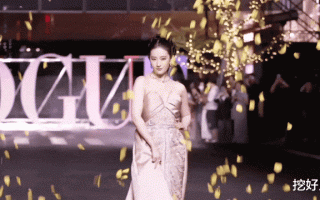 VOGUE盛典：倪妮大气，杨幂酷，刘诗诗高冷，都输给了刘亦菲压轴的排面（倪妮刘诗诗走红毯）