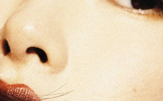 朱珠一组鎏金岁月大片释出 诠释浓妆淡抹总相宜