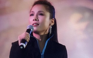 59岁田震近况曝光，戴假发化清纯妆，优雅现身和之前简直判若两人