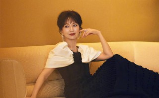 冻龄女神赵雅芝！71岁歪头浅笑超迷人 气质端庄韵味十足