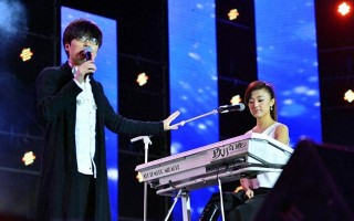 玖月奇迹VS凤凰传奇，从星光大道到春晚巅峰，一对高飞一对坠落