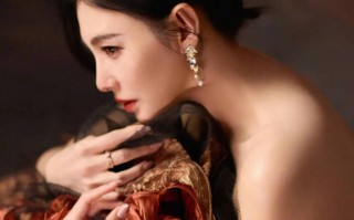 张雨绮一袭棕色裙子宛若女王 低头垂眸眼神柔和