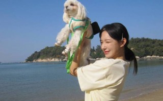 程潇晒海边美照秒变明媚少女！隔空吻宠物狗超有爱_1