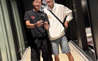 李克勤18岁长子回香港探亲，全家外出吃火锅，卢淑仪搭肩俩子合照