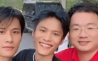 卢文庆把三只羊摊子掀了，杨爸杨妈内心受伤忍痛戴口罩在线直播（卢文文是谁）