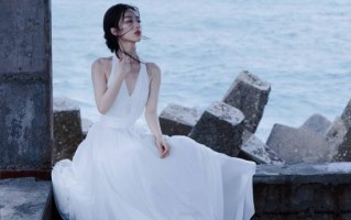 邓恩熙穿白色露背裙清丽脱俗 在码头读信文艺浪漫