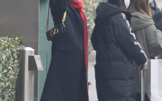 春晚第四次联排：关晓彤3万大衣搭配喜庆，刘诗诗糖果墨镜太抢镜