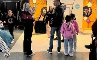 熊黛林郭可颂带女儿们出国旅游路人视角下夫妻俩身高差明显