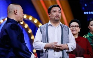 多档综艺“封神”的贾冰，为什么到春晚就不灵了？看到后台有谁，秒懂